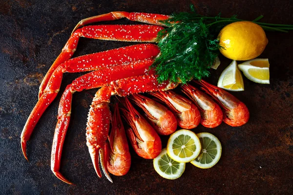 Bir gün ışığı limon ve dereotu ile karides ile Yengeç