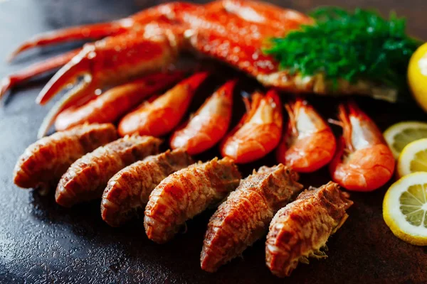 Garnelen verschiedener Art und Krabbenfleisch mit Kräutern und Zitrone — Stockfoto