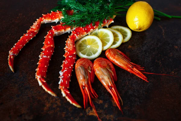 Pençeleri yengeç ve karides limon ve dereotu ile