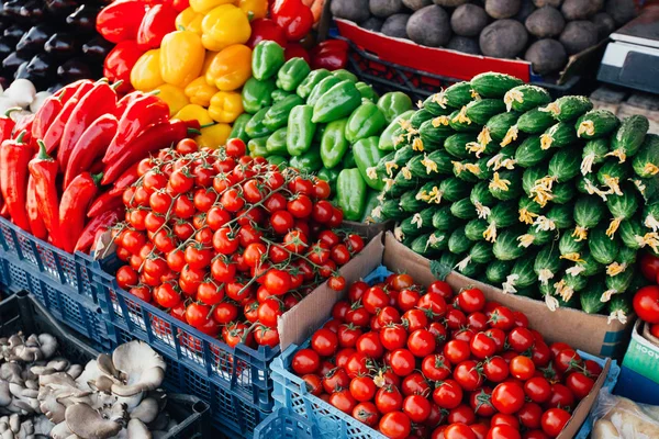 Pazarda taze sebzeler