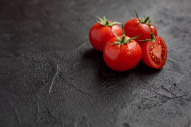 Siyah arkaplanda taze domates
