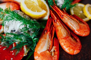 Yengeç eti limon ve Yeşiller ile karides