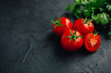 Siyah taş olgun domates