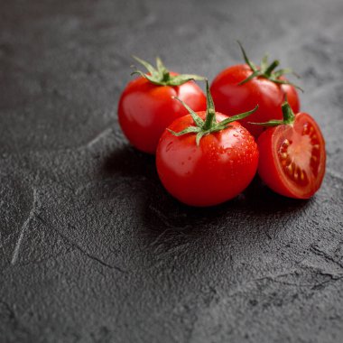 Siyah Mermer üzerinde olgun domates