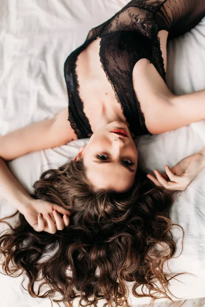 Yatakta iç çamaşırı seksi kadın — Stok fotoğraf
