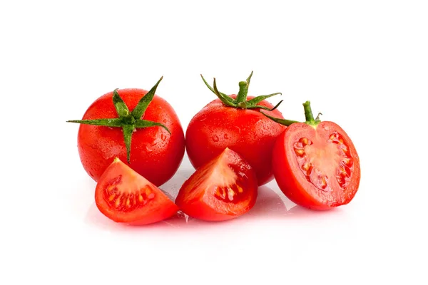 Tomates sobre o fundo isolado branco — Fotografia de Stock