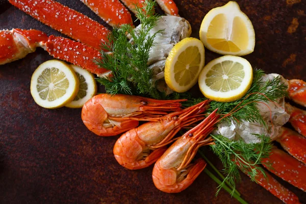 Yengeç eti bir arka plan üzerinde limonlu karides