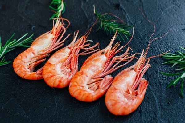 Koyu arkaplanda karides