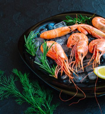 Kaplan karides limonlu, biberiye taş zemin üzerine.