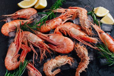 Limon ve biberiye karides karides. Seçici odak