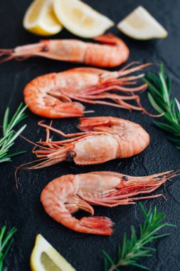 Limon ve biberiye karides karides. Seçici odak