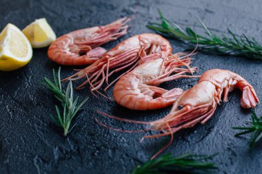 Limon ve biberiye karides karides. Seçici odak