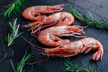 Limon ve biberiye karides karides. Seçici odak