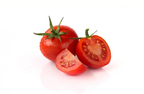 Tomates rouges fraîches isolées sur fond blanc — Photo