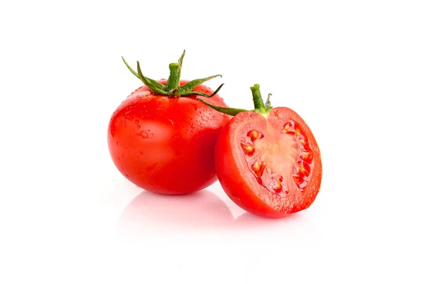 Tomates vermelhos frescos isolados sobre fundo branco — Fotografia de Stock