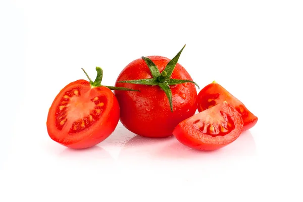 Tomates rojos frescos en el fondo blanco — Foto de Stock