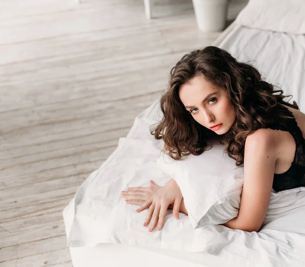 Güzel kız yatakta iç çamaşırı