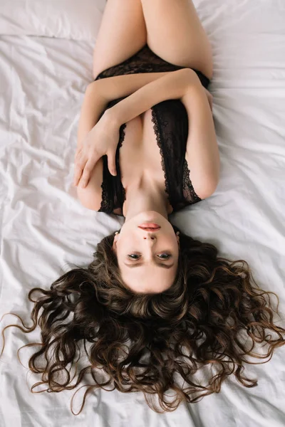 Yatakta iç çamaşırı seksi esmer