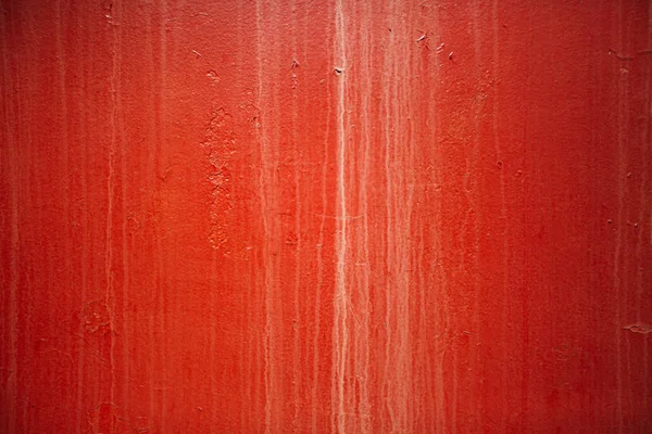 kırmızı renkli güneş tarafından aydınlatılmış kirli bir metal yüzeye dokunarak boyalı