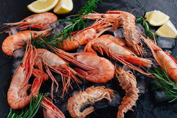 Limon ve biberiye karides karides. Seçici odak