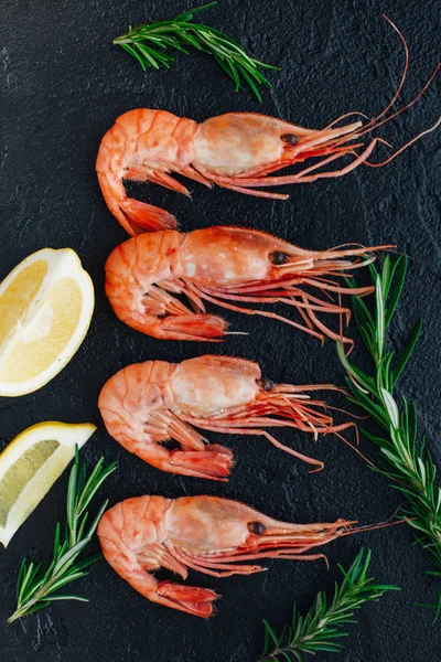 Limon ve biberiye karides karides. Seçici odak