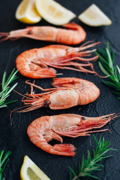 Limon ve biberiye karides karides. Seçici odak