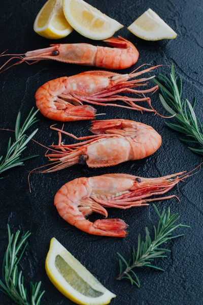 Kaplan karides limonlu, biberiye taş zemin üzerine.