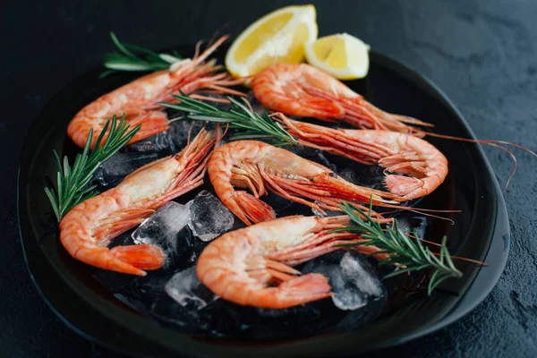 Karides buz karanlık taş zemin, üstten görünüm üzerine limon dilimleri ile