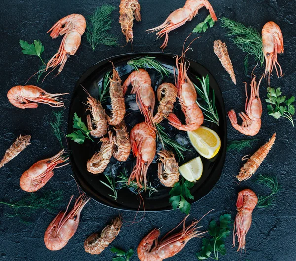 Karides buz karanlık taş zemin üzerine limon dilimleri ile