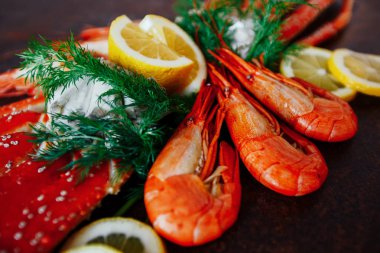 Yengeç eti limon ve Yeşiller ile karides