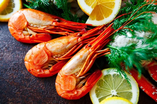 Garnelen mit Zitrone auf einem Hintergrund aus Krabbenfleisch — Stockfoto