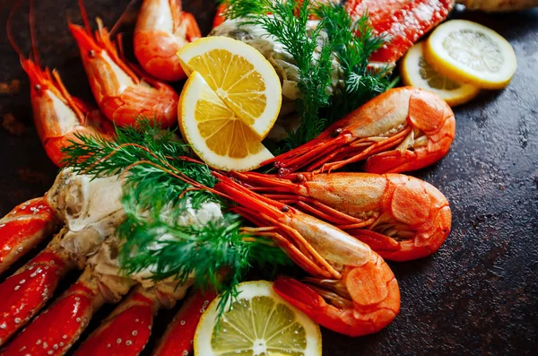 Yengeç eti bir arka plan üzerinde limonlu karides