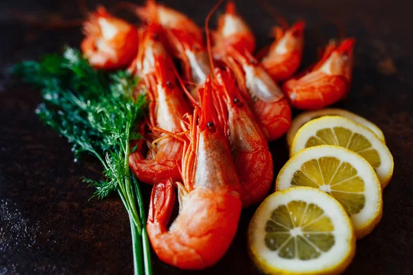 Limon ve Yeşiller karanlık bir arka plan üzerinde karides