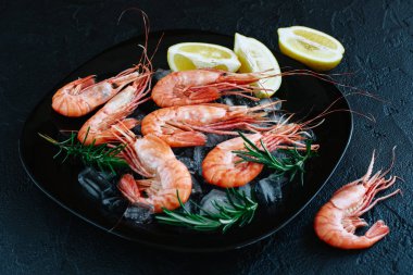 Kaplan karides limonlu, biberiye taş zemin üzerine.