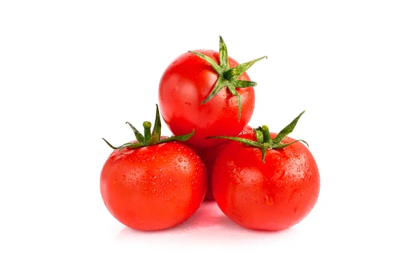 Tomate rojo fresco aislado sobre fondo blanco — Foto de Stock