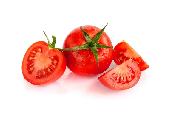 Tomate rojo fresco aislado sobre fondo blanco — Foto de Stock