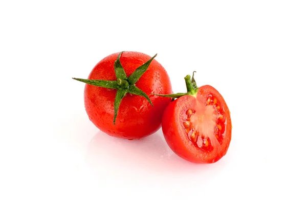 Tomate rouge fraîche isolée sur fond blanc — Photo