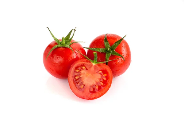 Beyaz arkaplanda taze kırmızı domates izole edildi
