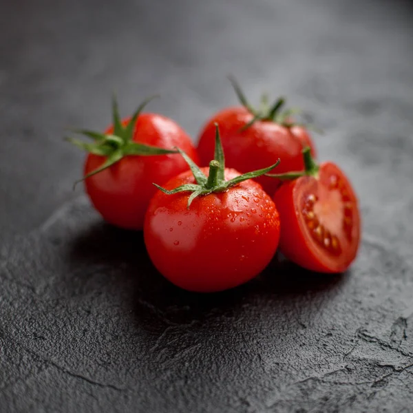 Siyah arkaplanda taze domates