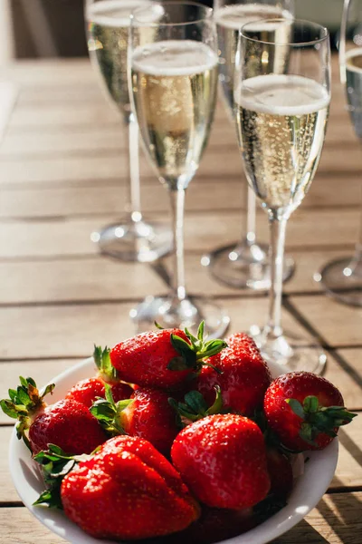 Champagne ve sklenici s jahodami Stock Fotografie