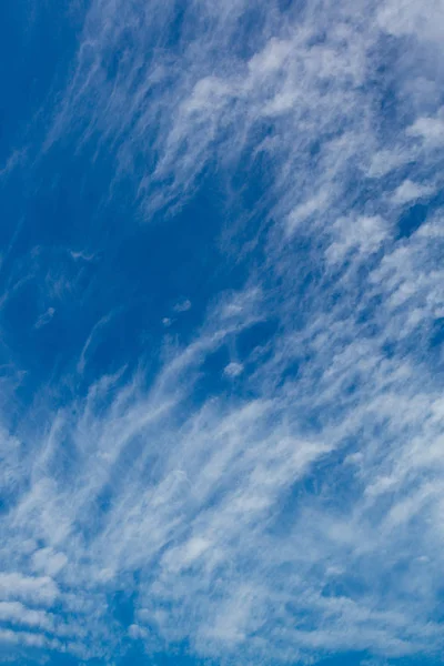 Beyaz Bulutlu Yaz Mavi Gökyüzü