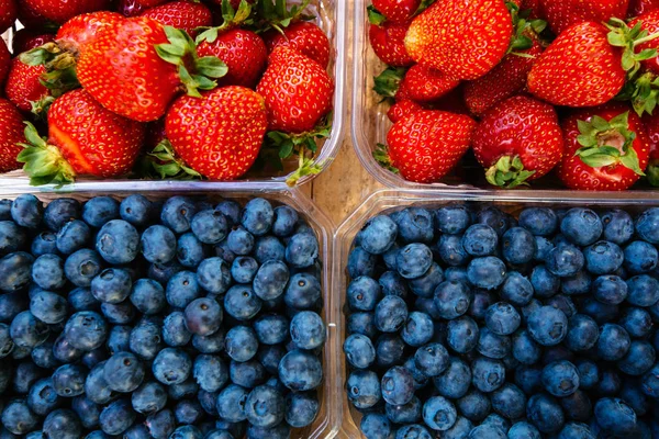 Yaban mersini ve Pazar tezgahın üzerine çilek