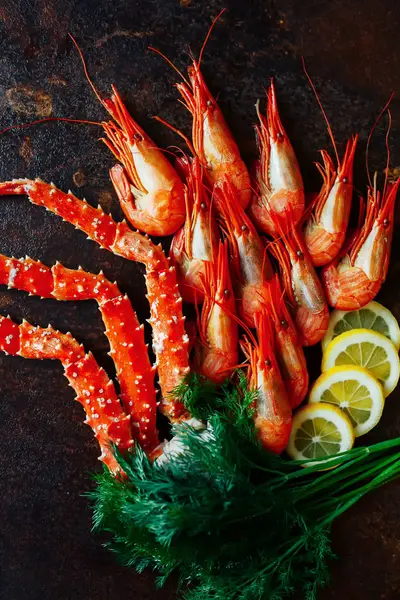 Güzel karides yengeç eti limon ve Yeşiller