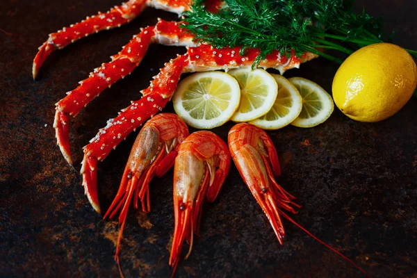 Güzel karides yengeç eti limon ve Yeşiller