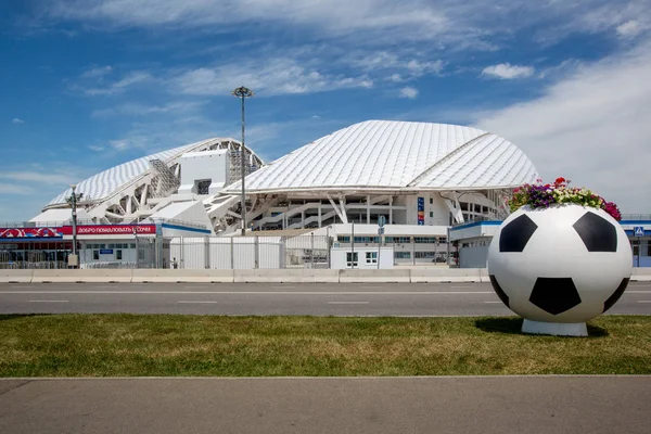 Soçi, Rusya - 18 Haziran 2017: FIFA Konfederasyon Kupası 2017 sembolleri ile dekore edilmiş futbol stadyumu "Fisht". Merkezi giriş Telifsiz Stok Fotoğraflar