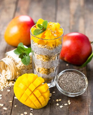 Sağlıklı Kahvaltı, chia tohum pudingle mango ve granola 