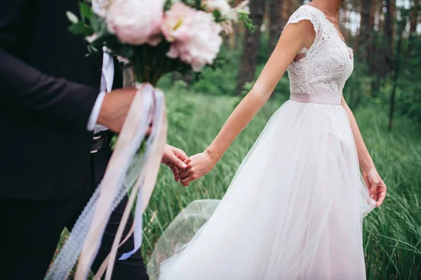 Sposa e sposo che camminano insieme — Foto Stock