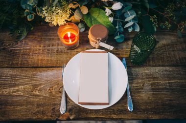 Ahşap masa üstünde yemek listesi ile plaka