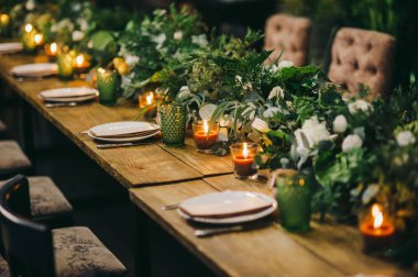 Ahşap masa üstünde yemek listesi ile plaka