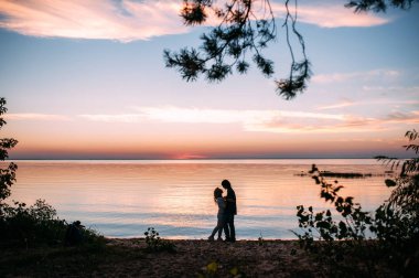 plaj günbatımı üzerinde çift